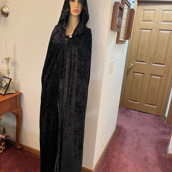 Hallowed costume used 5 pieces in all - Picture 4 of 15